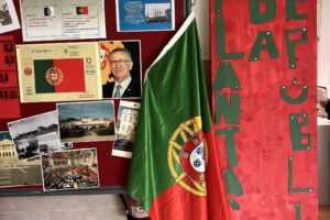 Exposição do 5 de Outubro Invade a Entrada da Escola Sede
